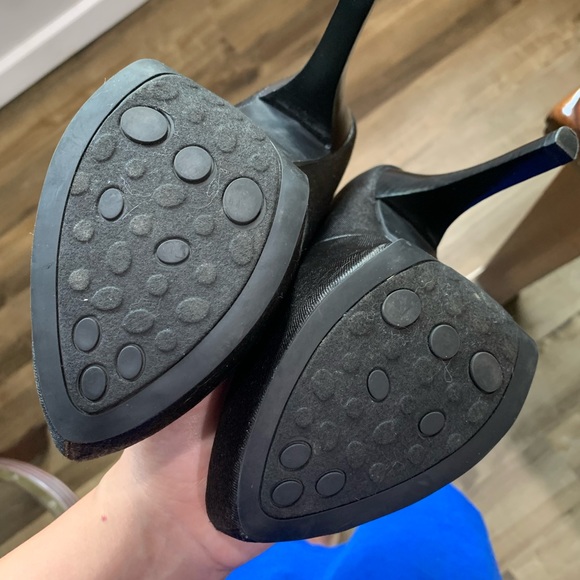 Two pairs of women’s size 8 high heels. Black in color, one pair is shiny/glossy - Picture 11 of 14